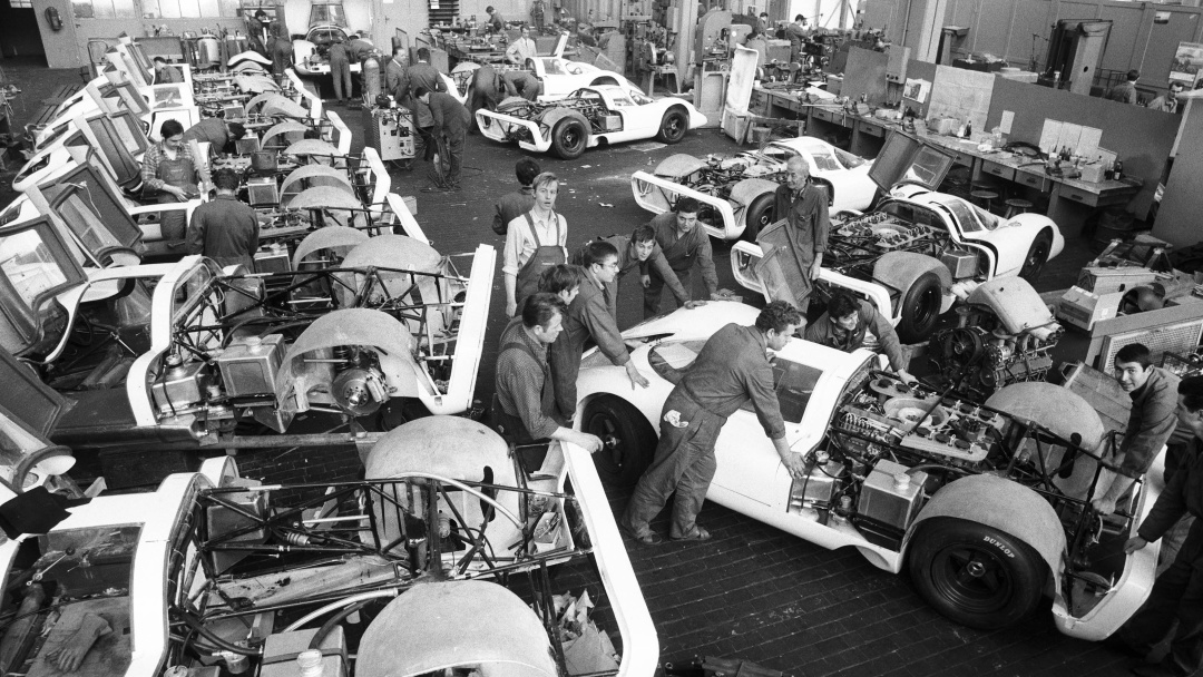 SMALL_high_construction_of_25_racing_cars_for_the_homologation_of_the_917_porsche_ag